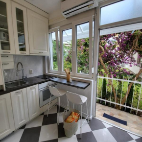 1 BR apartment with a garden - centre of Budva
